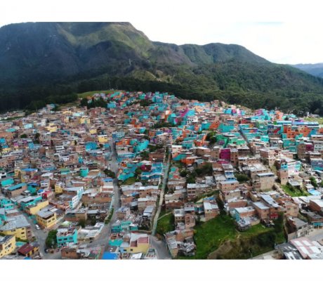 En El Consuelo pintaron las fachadas de 600 casas para embellecer el centro de Bogotá