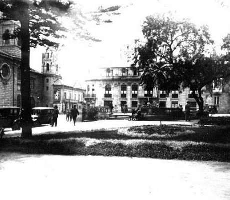 Parque Santander, Bogotá. Al fondo Hotel Regina.